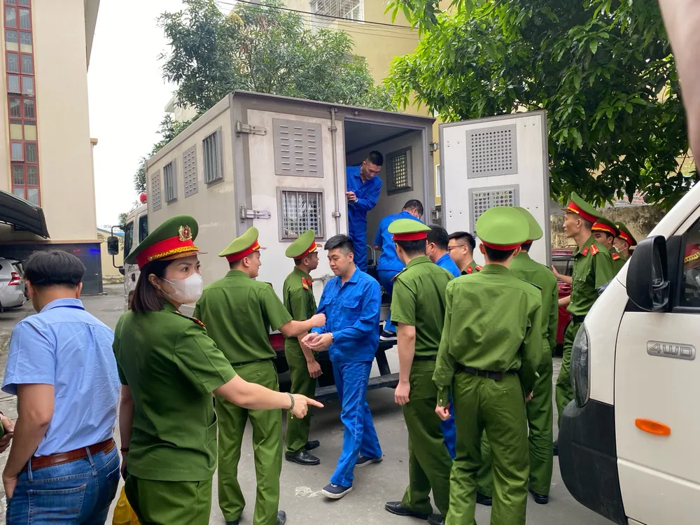 Các bị cáo bị áp giải vào phiên toà. Ảnh: Ngọc Sơn dang-dien-ra-phien-toa-xet-xu-cuu-giam-doc-cong-an-hai-phong-do-huu-ca-4.jpg