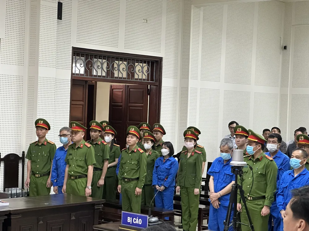 Các bị cáo tại toà. Ảnh: Ngọc Sơn dang-dien-ra-phien-toa-xet-xu-cuu-giam-doc-cong-an-hai-phong-do-huu-ca-6.jpg