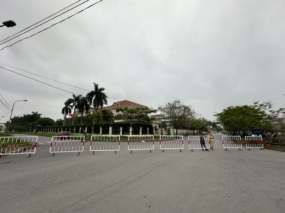 An ninh phiên toà được thắt chặt. Ảnh: Ngọc Sơn dang-dien-ra-phien-toa-xet-xu-cuu-giam-doc-cong-an-hai-phong-do-huu-ca-7.jpg
