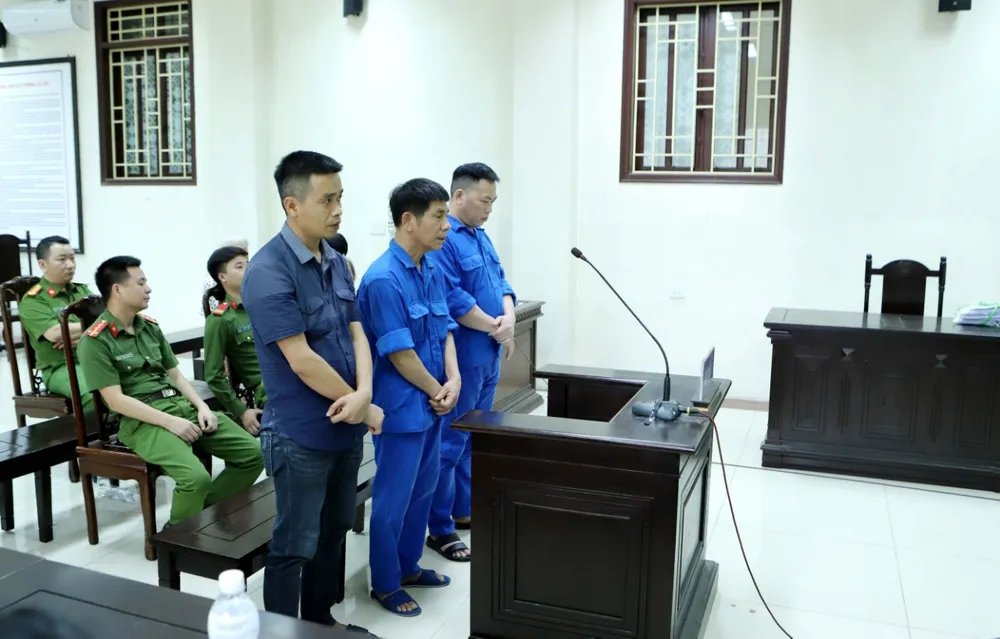 Ba cựu cán bộ công an dùng nhục hình làm chết người tại phiên toà phúc thẩm. Ảnh: CTV Ba cựu cán bộ công an dùng nhục hình làm chết người tại phiên toà phúc thẩm. Ảnh: CTV