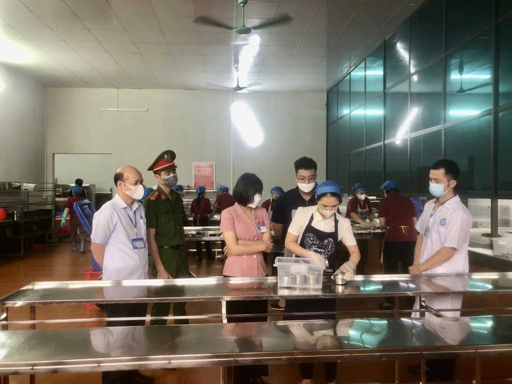 Đoàn liên ngành kiểm tra công tác đảm bảo ATTP tại đơn vị cung cấp suất ăn cho Trường Tiểu học Quang Hanh, Cẩm Phả, Quảng Ninh sau vụ nghi ngộ độc thực phẩm. học sinh ở quảng ninh nhập viện nghi ngộ độc thực phẩm