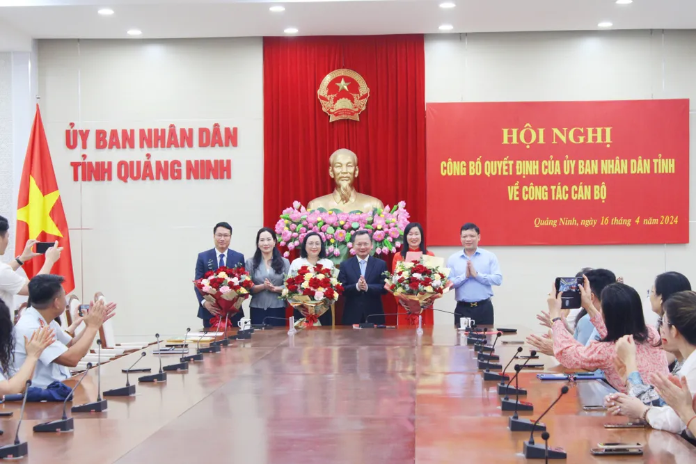 Ông Cao Tường Huy, Chủ tịch UBND tỉnh Quảng Ninh chúc mừng các vị trí nhân sự được bổ nhiệm tinh-quang-ninh-bo-nhiem-nhieu-lanh-dao-so-nganh-2.jpeg