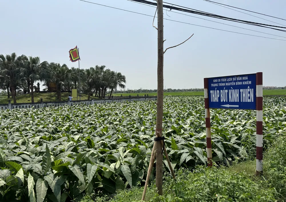 Tháp bút Kình Thiên là một trong những công trình nằm trong Di tích quốc gia đặc biệt Đền thờ Trạng Trình Nguyễn Bỉnh Khiêm, nằm tại xã Lý Học, huyện Vĩnh Bảo, Hải Phòng. Ảnh: Ngọc Sơn