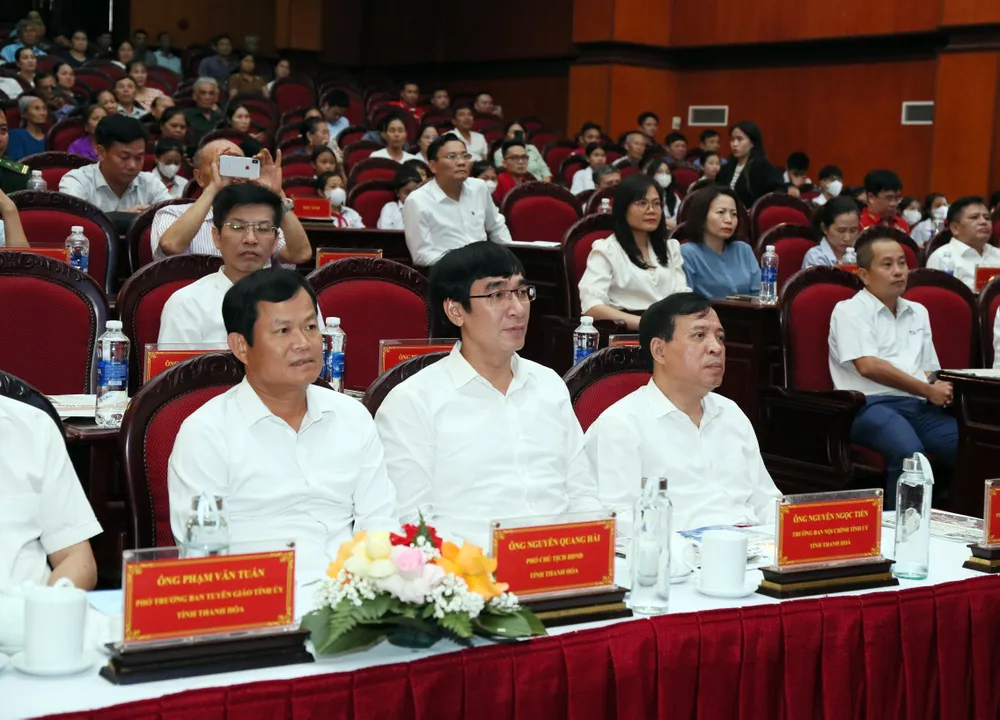 toan-canh-chuong-trinh-cung-ngu-dan-thap-sang-den-tren-bien-tai-thanh-hoa-21.jpg