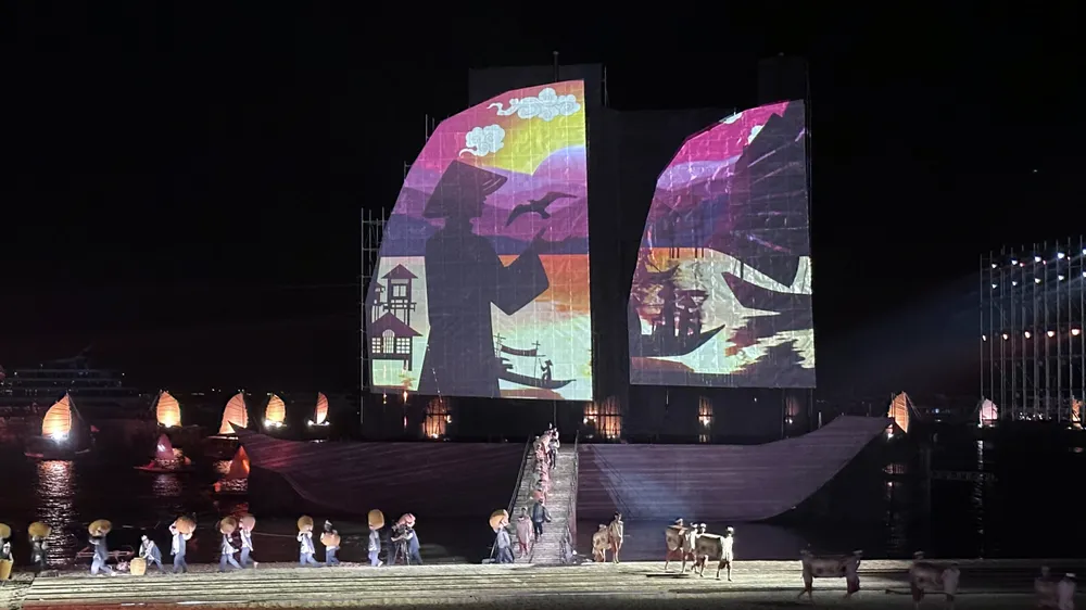 Trong 17 lần tổ chức, năm nay, lần đầu tiên, Carnaval Hạ Long 2024 được thể hiện bằng hình thức nghệ thuật sân khấu Thực cảnh trên biển, với những công nghệ hiện đại nhất, không chỉ vẽ nên bức tranh tuyệt đẹp về một Hạ Long-Quảng Ninh đa sắc màu, mà còn tôn vinh Vịnh Hạ Long - một trong 7 kỳ quan thiên nhiên mới của thế giới, 3 lần được UNESCO vinh danh là Di sản thiên nhiên thế giới, đánh dấu 30 năm UNESCO lần đầu vinh danh Di sản độc đáo này. Ảnh: NS