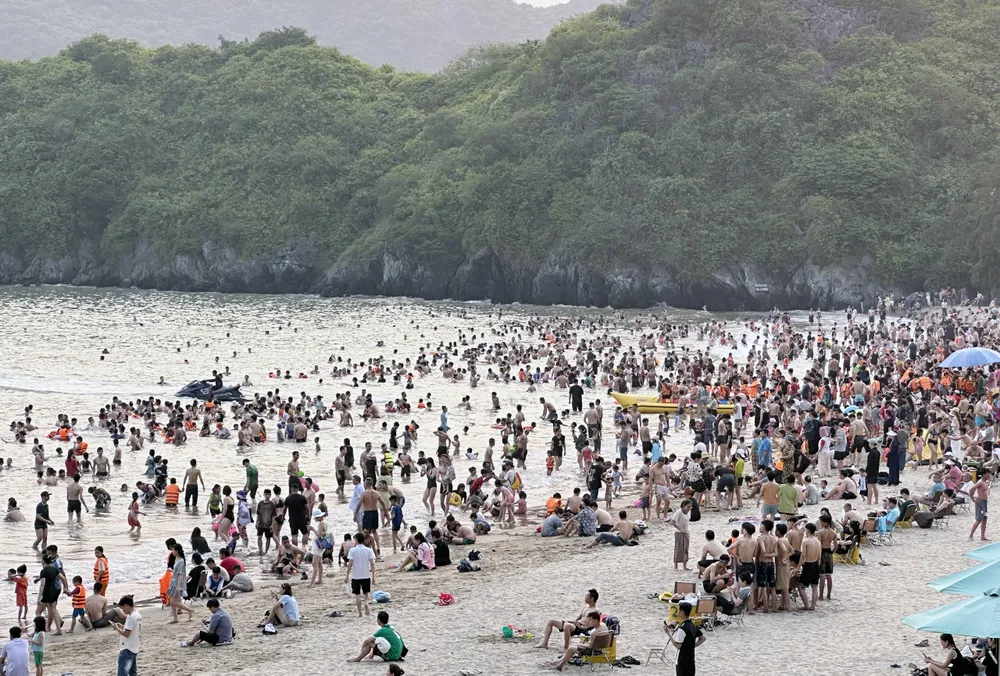 Ngày thứ 3 của dịp nghỉ lễ 30-4, 1-5, các bãi tắm ở Cát Bà, TP Hải Phòng tiếp đón hàng nghìn du khách tới vui chơi tắm biển khiến nhiều điểm xảy ra tình trạng quá tải, ken đặc. Tại bãi biển Tùng Thu (trong ảnh), du khách bắt đầu đổ về đông đúc từ 16 giờ chiều. Ảnh: Ngọc Sơn