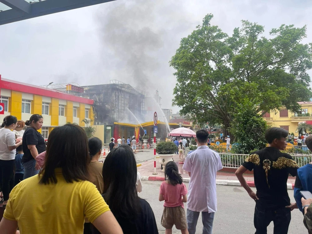Lực lượng chức năng tổ chức chữa cháy tại bệnh viện trẻ em Hải Phòng. Ảnh: CTV