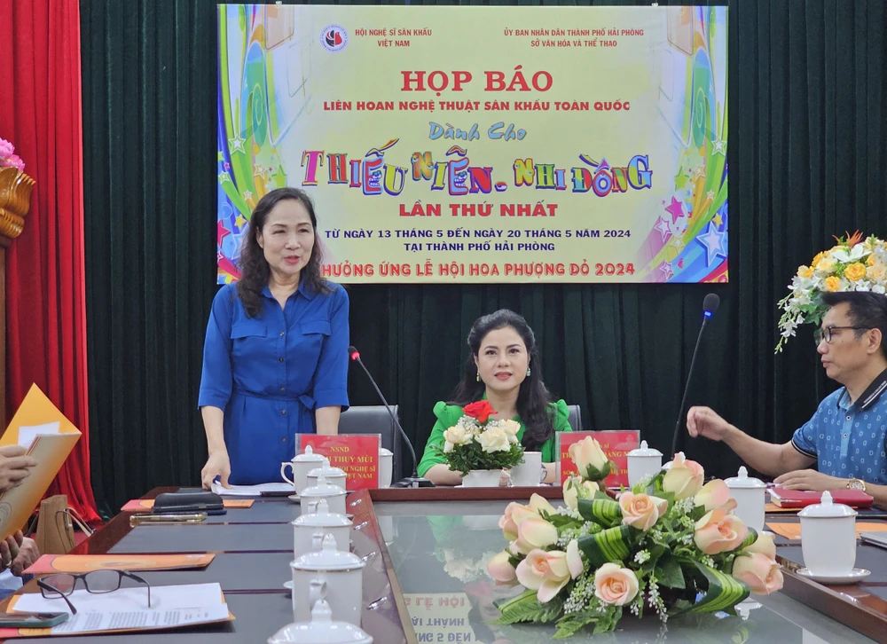 Chủ tịch Hội Nghệ sỹ sân khấu Việt Nam, NSND Trịnh Thúy Mùi thông tin về Liên hoan Nghệ thuật Sân khấu dành cho thiếu niên, nhi đồng. Ảnh: Ngọc Sơn