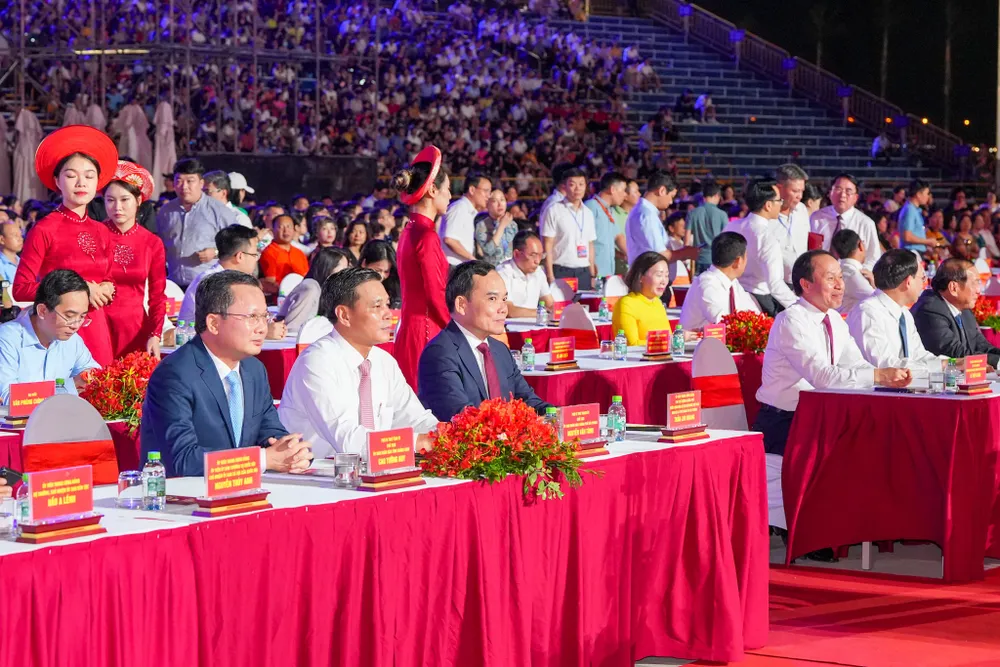 Phó Thủ tướng Trần Lưu Quang cùng lãnh đạo một số bộ, ngành, địa phương cùng tham dự Lễ hội Hoa Phượng đỏ 2024 hai-phong-quang-ninh-cung-don-bang-di-san-unesco-tai-le-hoi-hoa-phuong-do-2024-1.jpg