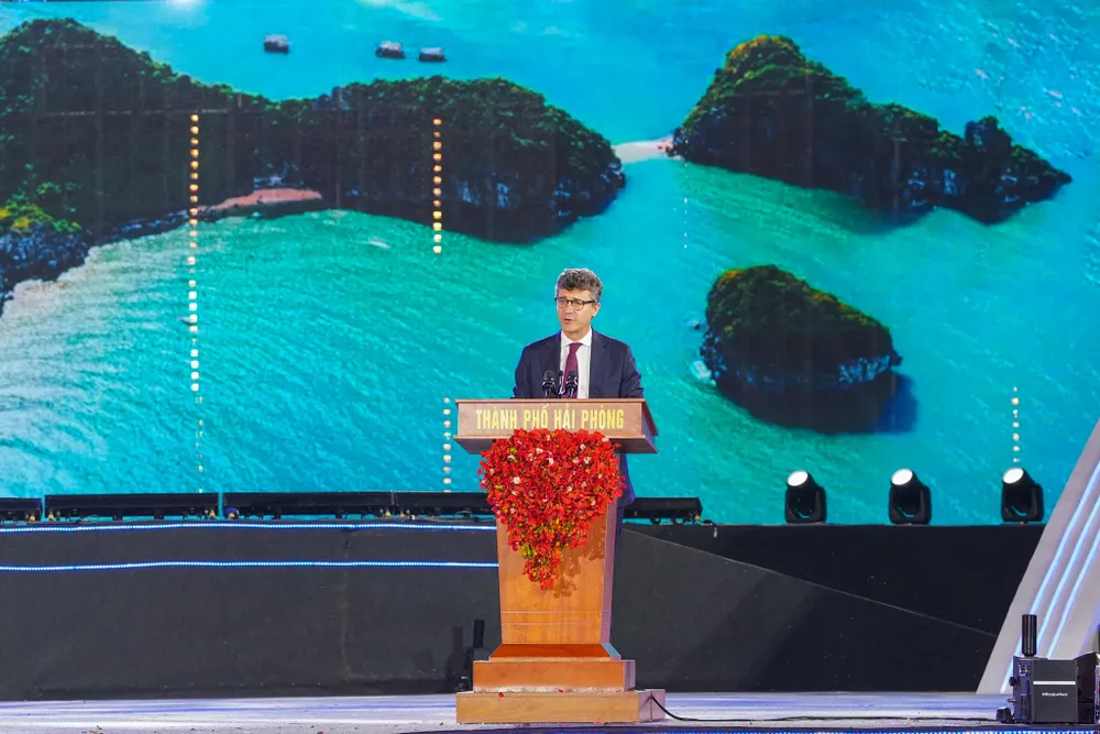 Ông Jonathan Wallace Baker, trưởng đại diện UNESCO tại Việt Nam phát biểu tại chương trình hai-phong-quang-ninh-cung-don-bang-di-san-unesco-tai-le-hoi-hoa-phuong-do-2024-2.jpg
