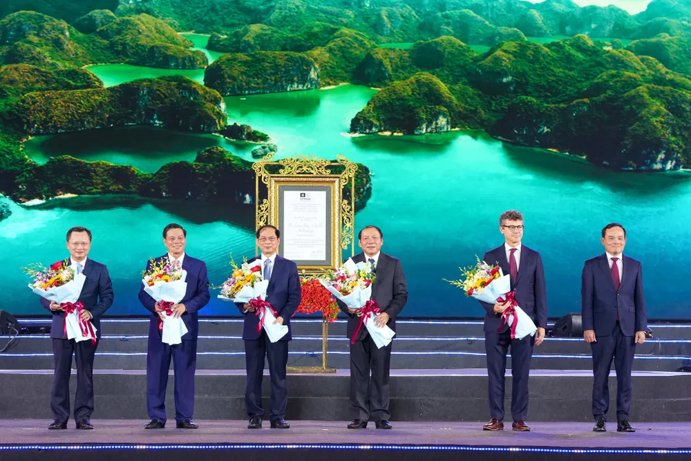 Phó Thủ tướng Trần Lưu Quang tặng hoa chúc mừng lãnh đạo Bộ Ngoại giao, Bộ Văn hoá Thể thao và Du lịch, lãnh đạo Hải Phòng, Quảng Ninh và đại diện UNESCO tại Việt Nam hai-phong-quang-ninh-cung-don-bang-di-san-unesco-tai-le-hoi-hoa-phuong-do-2024-3.jpg