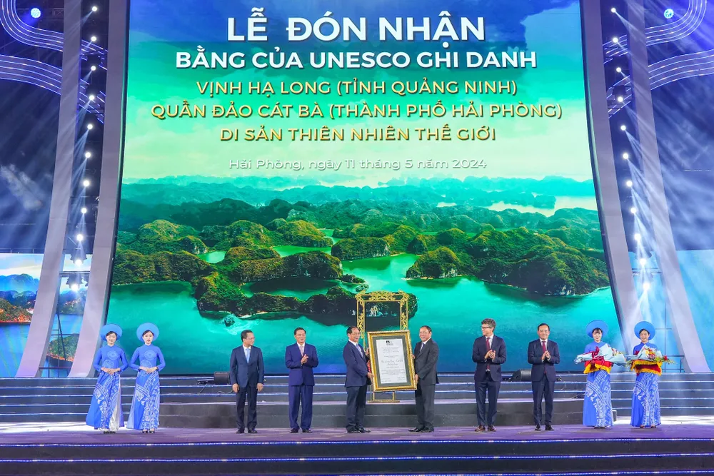 Lãnh đạo Bộ Ngoại giao, Bộ Văn hoá Thể thao và Du lịch cùng lãnh đạo 2 tỉnh, thành phố Hải Phòng - Quảng Ninh cùng đón nhận bằng công nhận Vịnh Hạ Long (tỉnh Quảng Ninh) - Quần đảo Cát Bà (thành phố Hải Phòng) là Di sản Thiên nhiên thế giới hai-phong-quang-ninh-cung-don-bang-di-san-unesco-tai-le-hoi-hoa-phuong-do-2024-4.jpg