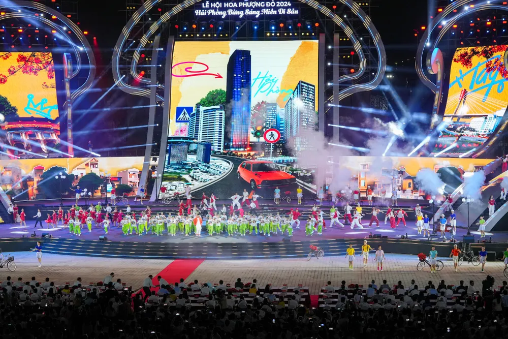 Tiết mục văn nghệ tại Lễ hội Hoa Phượng đỏ 2024 hai-phong-quang-ninh-cung-don-bang-di-san-unesco-tai-le-hoi-hoa-phuong-do-2024-6.jpg
