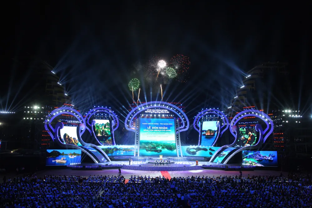 Sân khấu của Lễ hội Hoa Phượng đỏ 2024 là sân khấu lớn nhất Hải Phòng từng thực hiện với cảm hứng hình tượng bông hoa phượng bừng nở Sân khấu của Lễ hội Hoa Phượng đỏ 2024 là sân khấu lớn nhất Hải Phòng từng thực hiện với cảm hứng hình tượng bông hoa phượng bừng nở