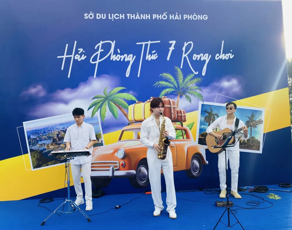 Các tiết mục biểu diễn Aucostic đem đến sự thư giãn, thong thả cho du khách đúng tinh thần 'Hải Phòng thứ Bảy rong chơi'. Ảnh: Ngọc Sơn hang-tram-du-khach-cung-hoa-minh-vao-hai-phong-thu-bay-rong-choi-7.jpg