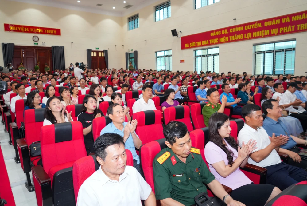 Cử tri tham dự hội nghị. Ảnh: ĐT pho-thu-tuong-tran-luu-quang-tiep-xuc-cu-tri-hai-phong-1.jpeg