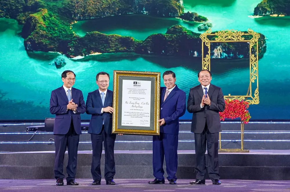 Ông Nguyễn Văn Tùng (bên phải), Chủ tịch UBND TP Hải Phòng và ông Cao Tường Huy, Chủ tịch UBND tỉnh Quảng Ninh đón nhận bằng công nhận Vịnh Hạ Long (tỉnh Quảng Ninh) - Quần đảo Cát Bà (thành phố Hải Phòng) là Di sản Thiên nhiên thế giới z5431946369066_1204e3e4729d680bf377eb21795cf8ee.jpg