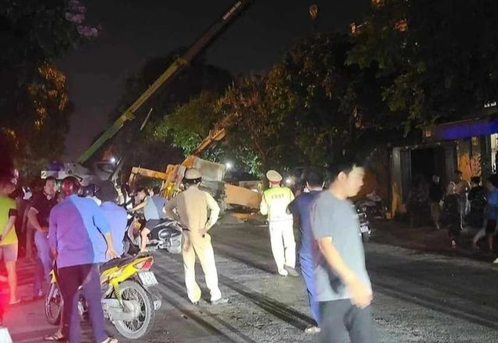 Hiện trường vụ tai nạn xe bồn sụt chân chống khiến 5 người thương vong. Ảnh: CTV