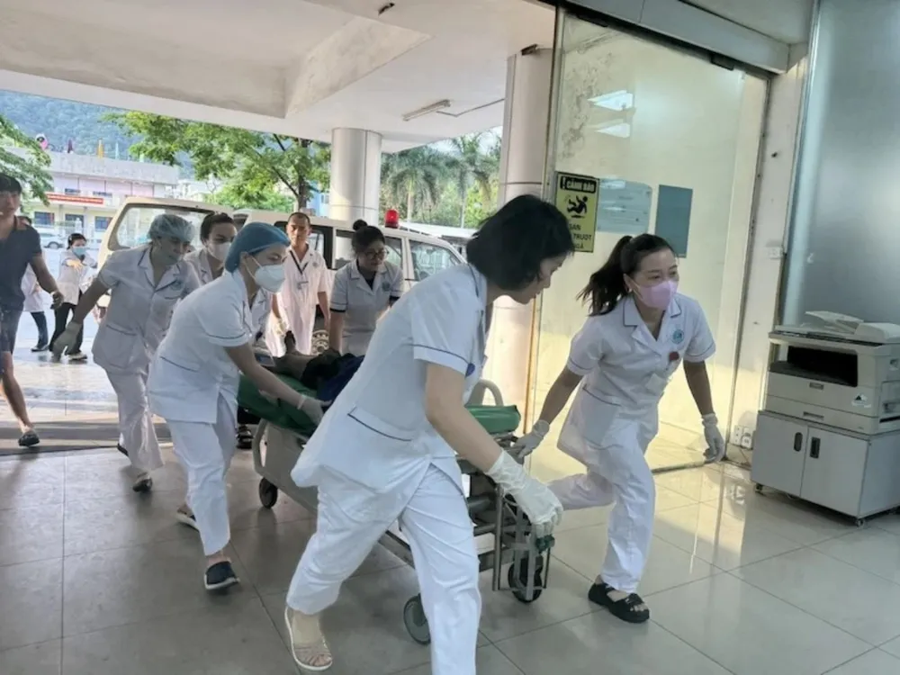 Nạn nhân trong sự cố hầm lò tại Công ty Than Quang Hanh được đưa vào bệnh viện cấp cứu. Ảnh: CTV Nạn nhân trong sự cố hầm lò tại Công ty Than Quang Hanh được đưa vào bệnh viện cấp cứu. Ảnh: CTV