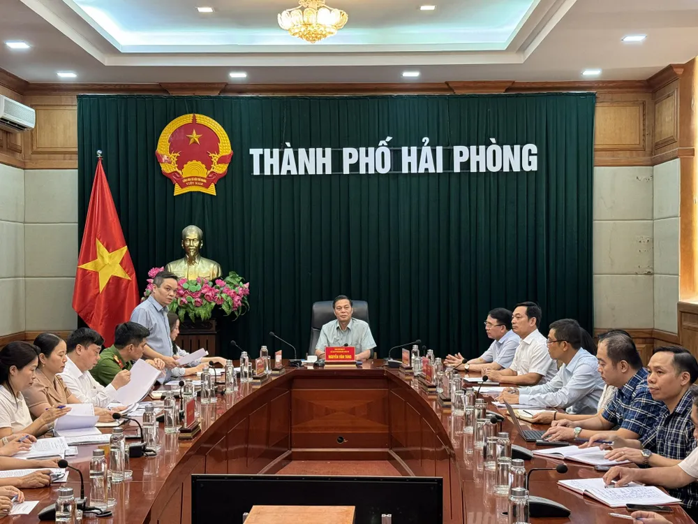 Chủ tịch UBND TP Hải Phòng nghe báo cáo về vụ việc cháu bé nghi bị bạo hành tại Trường Mầm non An Dương. Ảnh: Anh Tuấn Chủ tịch UBND TP Hải Phòng nghe báo cáo về vụ việc cháu bé nghi bị bạo hành tại Trường Mầm non An Dương. Ảnh: Anh Tuấn