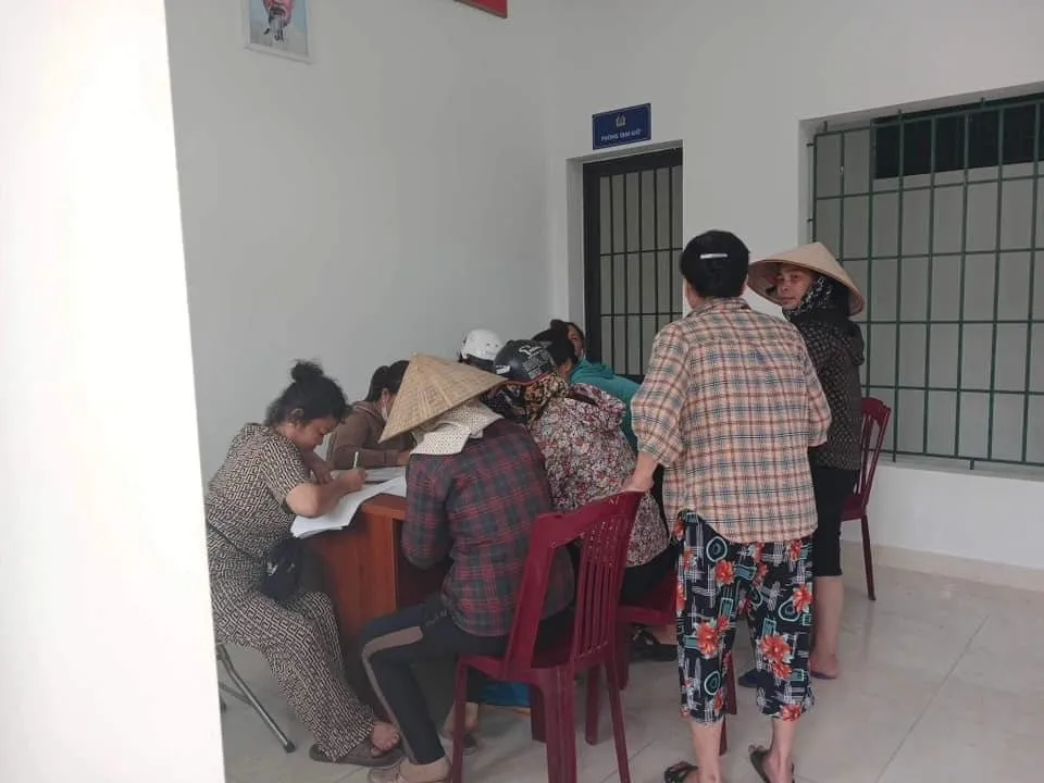 Người dân viết trình báo về việc bị tẩm thuốc mê lừa tiền. Ảnh: CTV Hải Phòng: Xác minh thông tin 1 phụ nữ tẩm thuốc mê, lừa tiền người dân