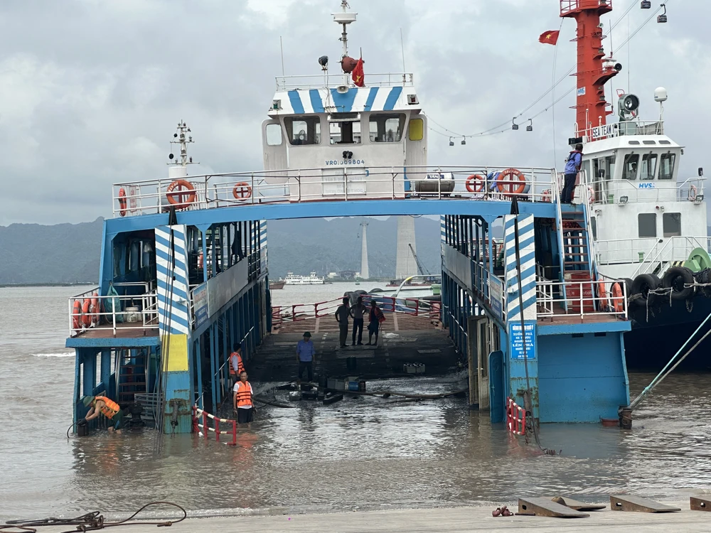 Sự cố khiến phà ra Cát Bà bị chìm ngày hôm qua. Ảnh: Ngọc Sơn Sự cố khiến phà ra Cát Bà bị chìm ngày hôm qua. Ảnh: Ngọc Sơn