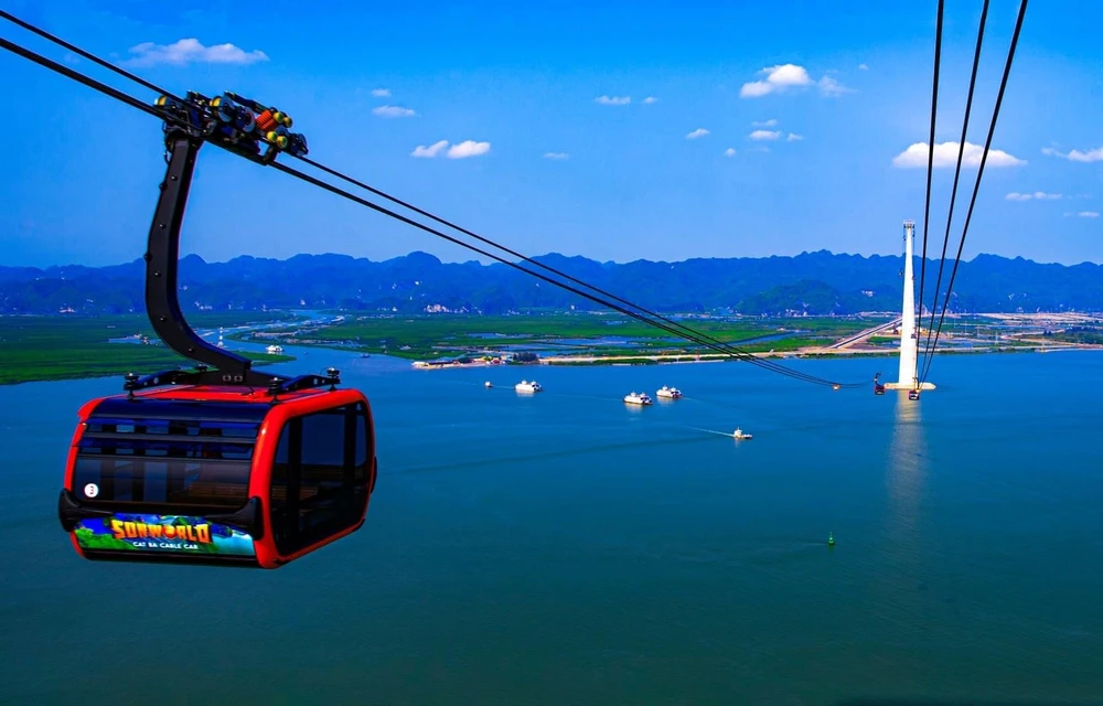 Cáp treo vượt biển đi Cát Bà giảm giá 50% từ ngày hôm nay. Ảnh: Đức Nghĩa Cáp treo vượt biển đi Cát Bà giảm giá 50% từ ngày hôm nay. Ảnh: Đức Nghĩa