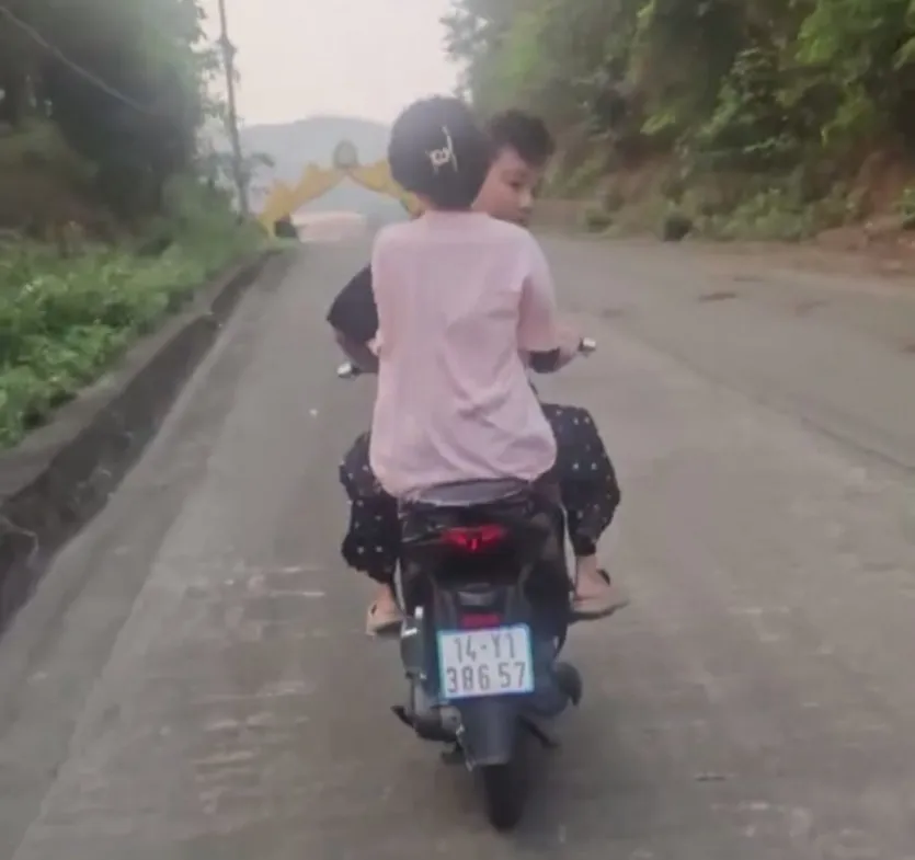 Hình ảnh nam thiếu niên không đội mũ bảo hiểm, đánh võng trước đầu xe cảnh sát giao thông được tổ công tác ghi lại. Ảnh: CAQN