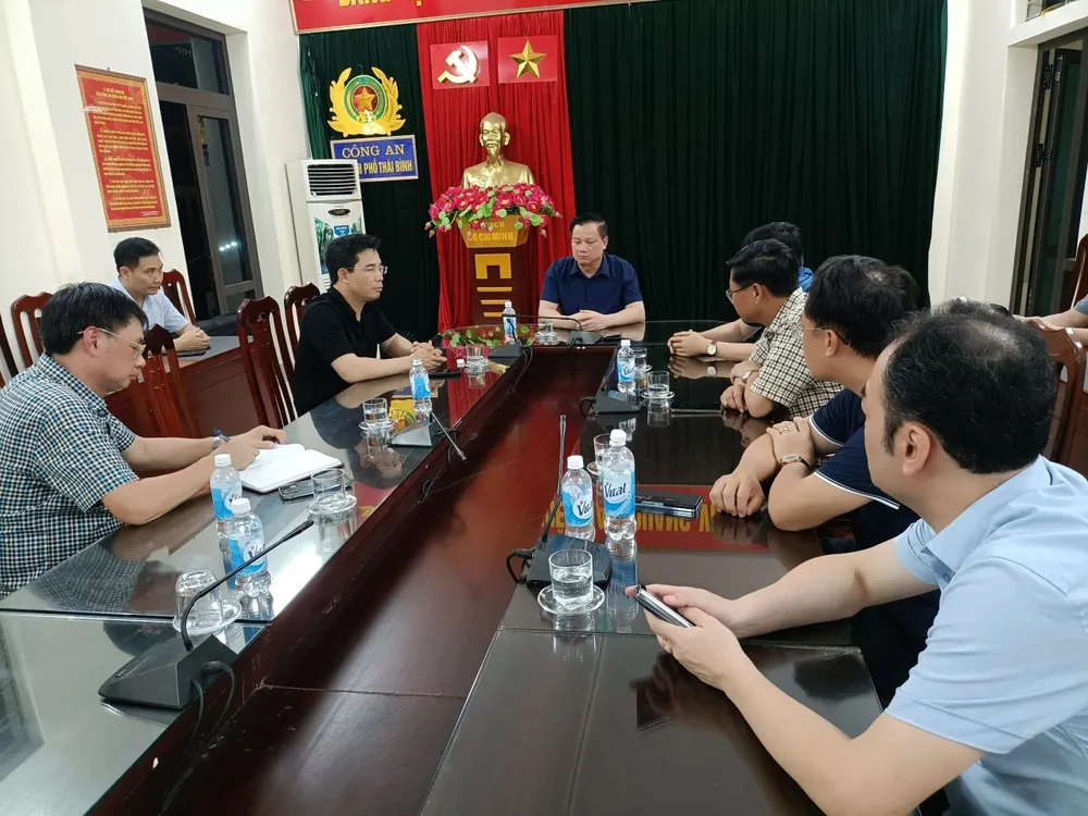 Chủ tịch UBND tỉnh Thái Bình họp gấp với các cơ quan liên quan ngay trong tối 29-5 để chỉ đạo làm rõ vụ việc một trẻ mầm non tử vong vì bị bỏ quên trên xe đưa đón của trường Mầm non Hồng Nhung, tỉnh này. Ảnh: CTV