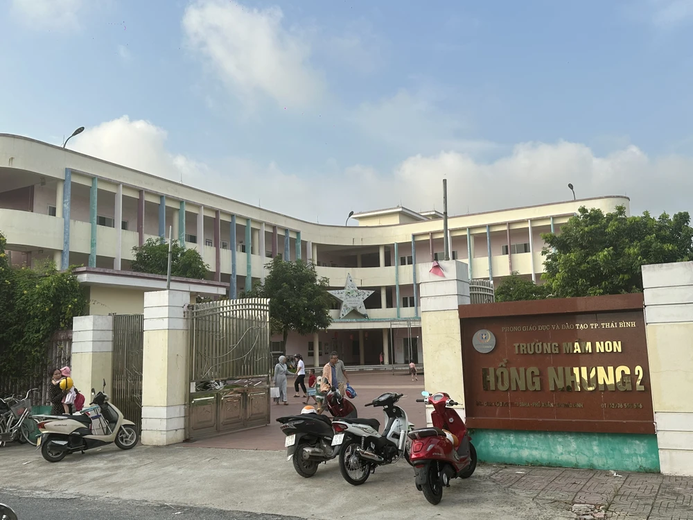 Trường mầm non Hồng Nhung cơ sở 2, nơi xảy ra sự việc một trẻ mầm non tử vong vì bị bỏ quên trên xe đưa đón của nhà trường. Ảnh: Ngọc Sơn Trường mầm non Hồng Nhung cơ sở 2, nơi xảy ra sự việc một trẻ mầm non tử vong vì bị bỏ quên trên xe đưa đón của nhà trường. Ảnh: Ngọc Sơn