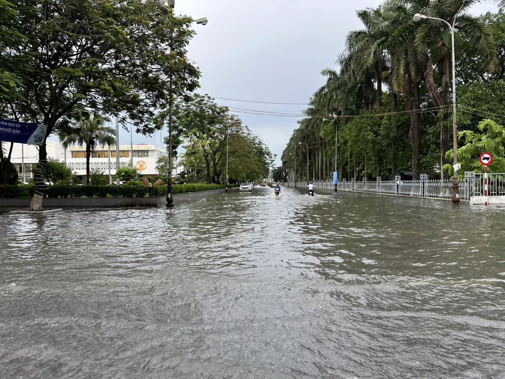Ghi nhận đến 17 giờ, nước ở nhiều tuyến phố vẫn chưa rút. Ảnh: Ngọc Sơn hai-phong-trong-con-mua-lon-cay-xa-cu-do-nat-bet-o-to-8.jpg