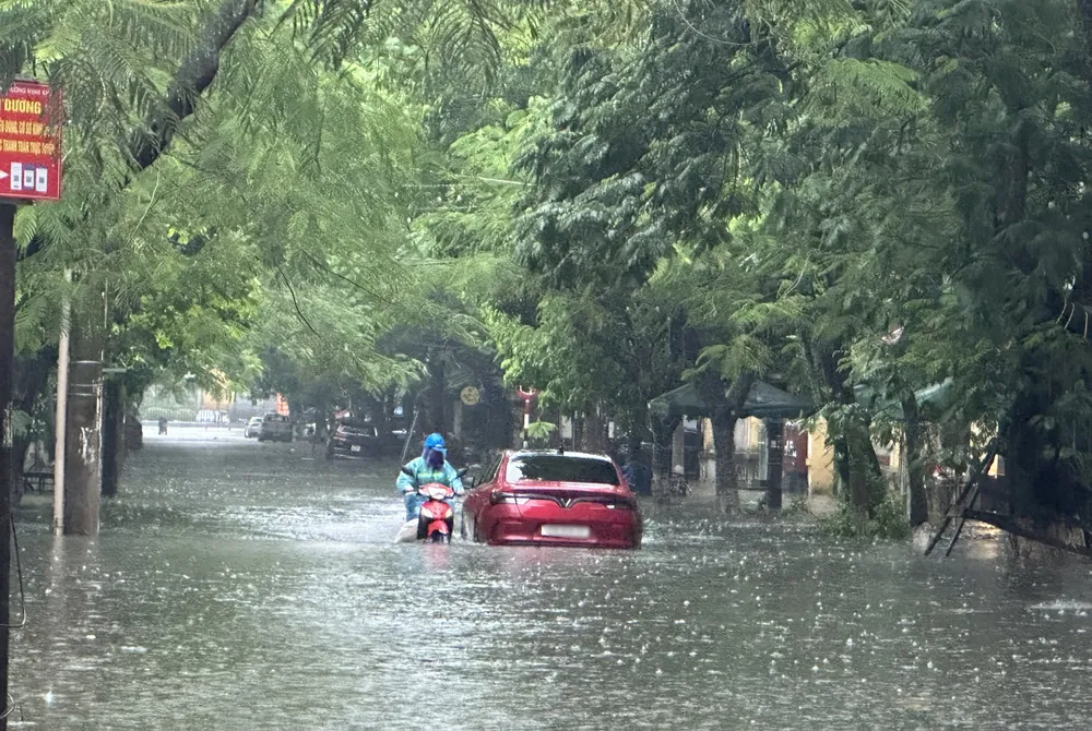 'Phố hoá thành sông', một xe ô tô chết máy trên đường Minh Khai. Ảnh: Ngọc Sơn