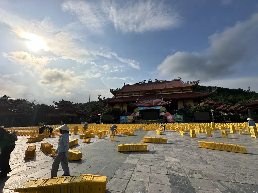 Chiều 18-6, tại chùa Ba Vàng, Ban tổ chức đang chuẩn bị cho buổi tổng kết khoá tu mùa hè sẽ diễn ra vào tối 19-6. Ảnh: Ngọc Sơn. xac-minh-thong-tin-ve-nhung-on-ao-quanh-khoa-tu-mua-he-tai-chua-ba-vang-.jpg