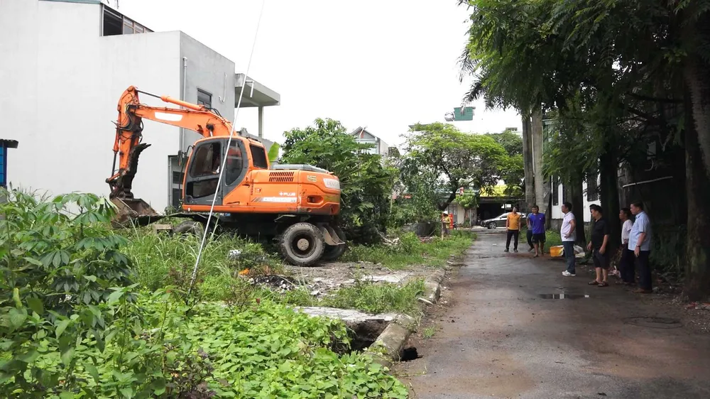 Lực lượng chức năng khắc phục sụt hố tại tổ 1, khu Nam Sơn 2, phường Cẩm Sơn. Ảnh: CTTĐT Cẩm Phả ho-tu-than-xuat-hien-giua-nha-o-quang-ninh-nuot-ban-ghe-2.jpg