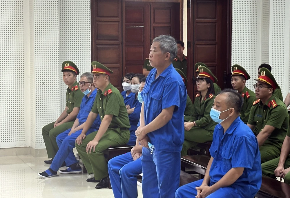 Các bị cáo tại toà. Ảnh: Ngọc Sơn truong-xuan-duoc-xin-toa-tra-lai-not-20-ti-gui-ong-do-huu-ca-chay-a.jpg