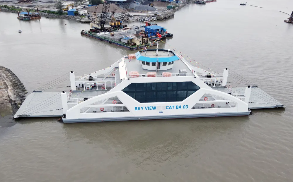 Phà Bayview hiện đại đưa khách sang đảo Cát Bà. Ảnh: NGỌC SƠN Phà Bayview hiện đại đưa khách sang đảo Cát Bà. Ảnh: NGỌC SƠN
