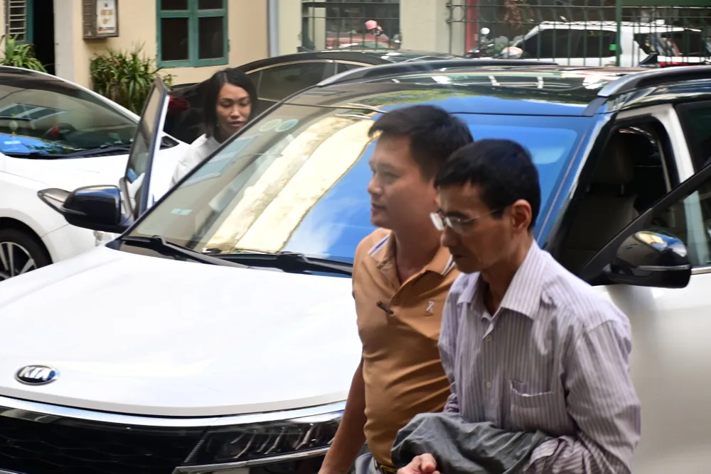 Trần Ngọc Toàn, người đã trốn truy nã suốt 34 năm bị áp giải về công an phường Hoàng Văn Thụ. Ảnh: CAHP Trần Ngọc Toàn, người đã trốn truy nã suốt 34 năm bị áp giải về công an phường Hoàng Văn Thụ. Ảnh: CAHP