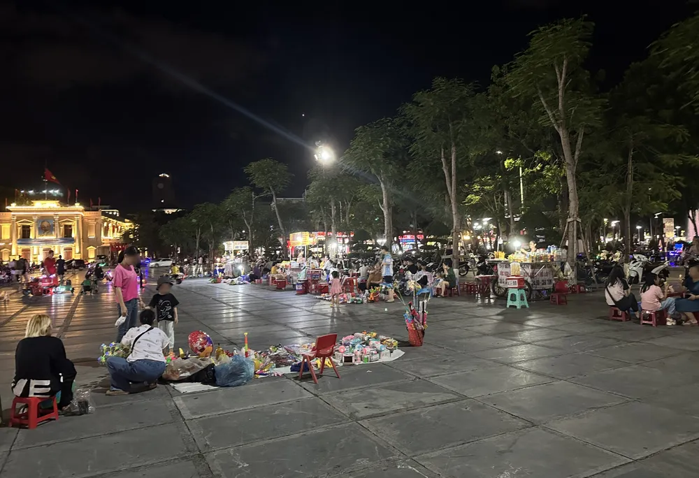 Hàng rong, quán giải khát mọc đầy trên dải vườn hoa trung tâm hình ảnh nhếch nhác, lộn xộn, tái diễn nhiều tháng mà lực lượng chức năng Hải Phòng gần như "bó tay". Ảnh: Ngọc Sơn nhuc-nhoi-tai-dai-vuon-hoa-trung-tam-thanh-pho-hai-phong-1.jpg