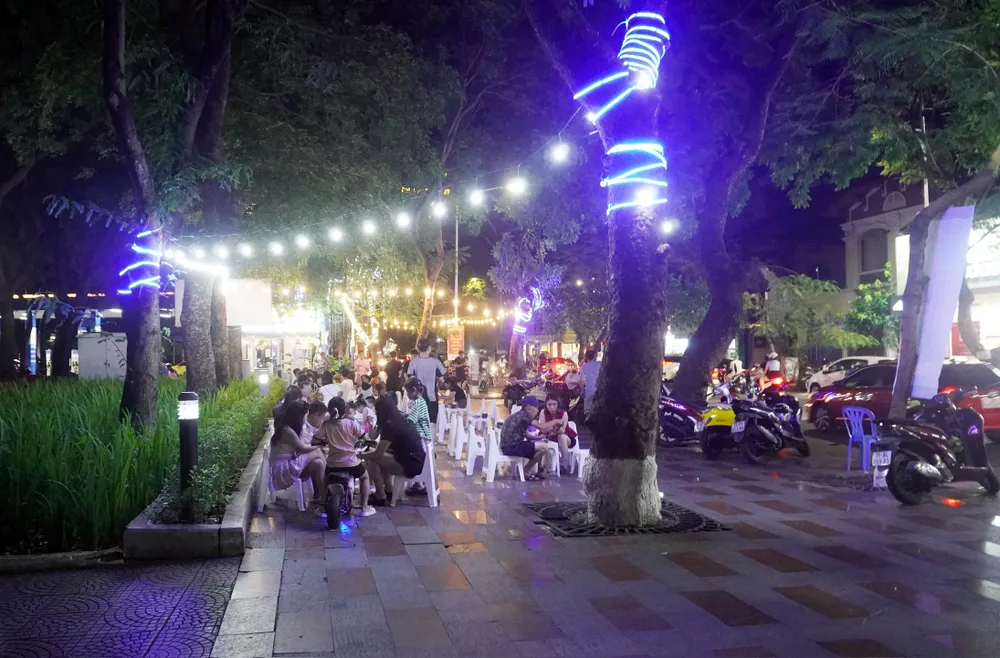 Theo thông tin từ Ban Quản lý, trên dải vườn hoa trung tâm thành phố Hải Phòng, Ban có ký hợp đồng cho thuê với 13 kios, 5 quán hoa. Các kios diện tích khoảng 10m 2, thường kinh doanh giải khát, bán tranh, đồ lưu niệm. Yêu cầu là không được kê bàn ghế ra vỉa hè. Còn hoạt động cho thuê xe điện, mà PLO ghi nhận, Ban quản lý cho biết đây là dịch vụ tự phát. Ảnh: Ngọc Sơn nhuc-nhoi-tai-dai-vuon-hoa-trung-tam-thanh-pho-hai-phong-4.jpg