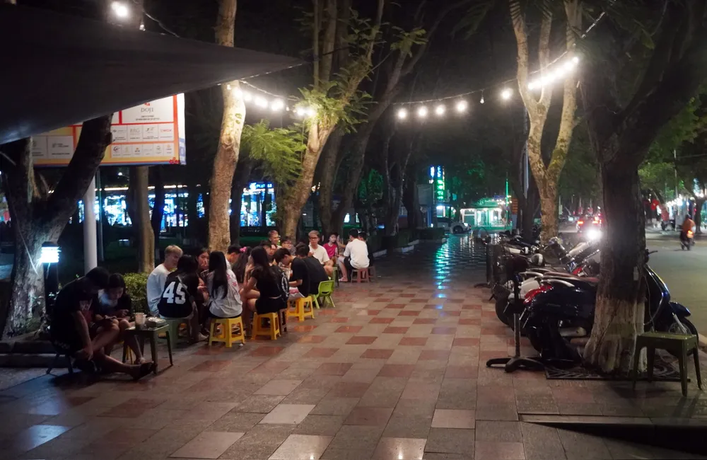 Thừa nhận tình trạng này, lãnh đạo Ban Quản lý đầu tư xây dựng quận Hồng Bàng giải thích nguyên nhân là lực lượng mỏng quá, cũng chưa mạnh tay với các hộ kinh doanh trên dải vườn hoa trung tâm. Ban Quản lý đã nhiều lần tuyên truyền và có lúc đã đã xử phạt, thu giữ bàn ghế, xe điện của một số hộ kinh doanh, nhưng tình hình vẫn như "đá ném ao bèo". Ảnh: Ngọc Sơn nhuc-nhoi-tai-dai-vuon-hoa-trung-tam-thanh-pho-hai-phong-5.jpg