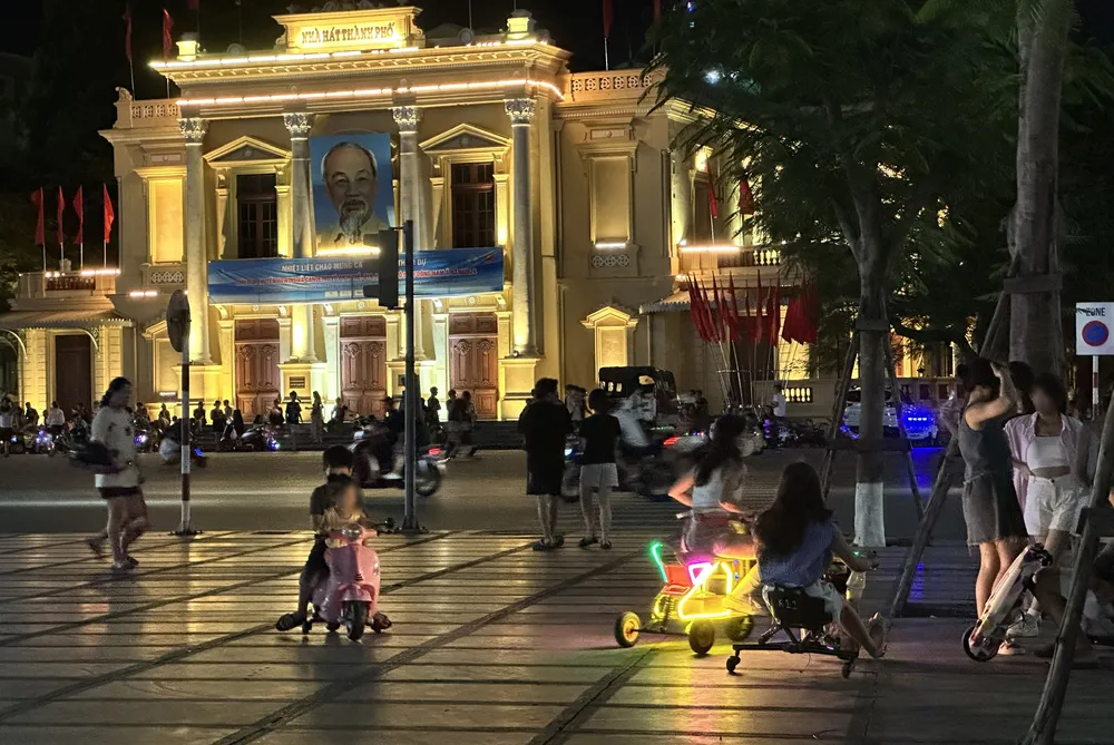 Trong các hoạt động kinh doanh này, cho thuê xe điện đang tiềm ẩn nhiều nguy hiểm. Các em nhỏ điều khiển những xe điện tốc độ cao, rất dễ đâm vào người đi bộ. Nghiêm trọng hơn là có thể lao xuống đường nơi ô tô, xe máy nườm nượp đi lại. Ảnh: Ngọc Sơn nhuc-nhoi-tai-dai-vuon-hoa-trung-tam-thanh-pho-hai-phong-8.jpg