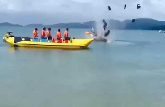 Hình ảnh chiếc mô tô nước phát nổ ngay trên biển được ghi lại. Ảnh cắt từ clip Hình ảnh chiếc mô tô nước phát nổ ngay trên biển được ghi lại. Ảnh cắt từ clip