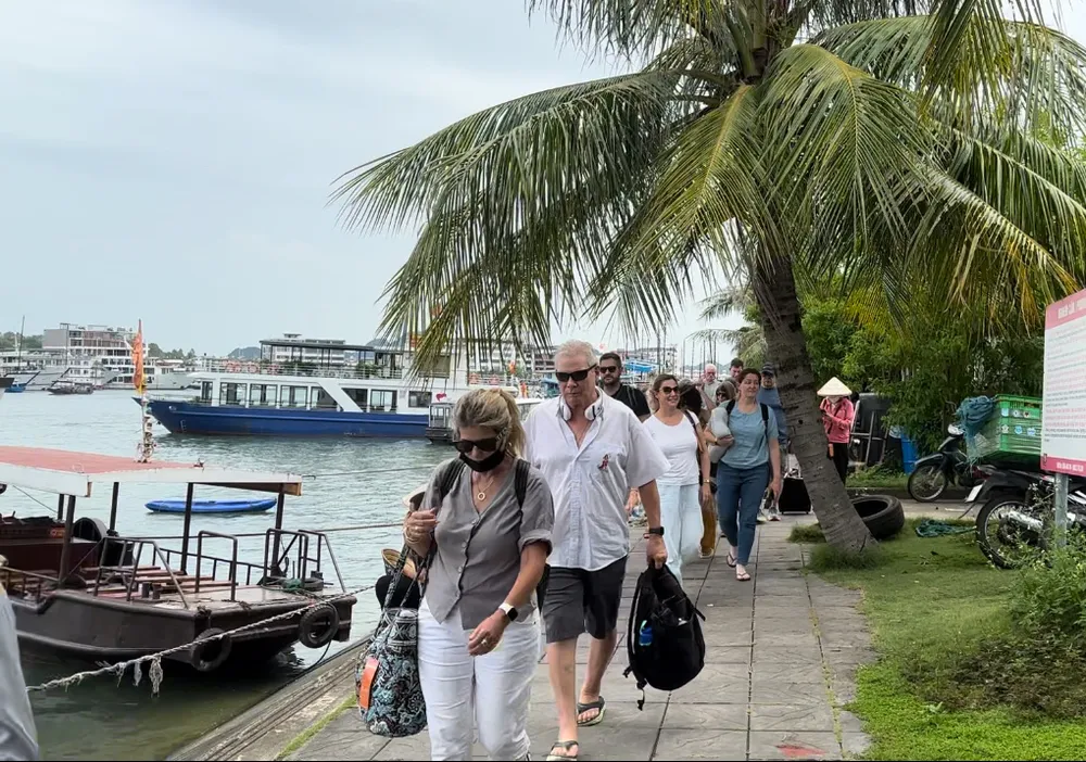 Du khách lên tàu tham quan vịnh Hạ Long. Ảnh: Ngọc Sơn Du khách nước ngoài lên tàu để tham quan vịnh Hạ Long. Ảnh: Ngọc Sơn