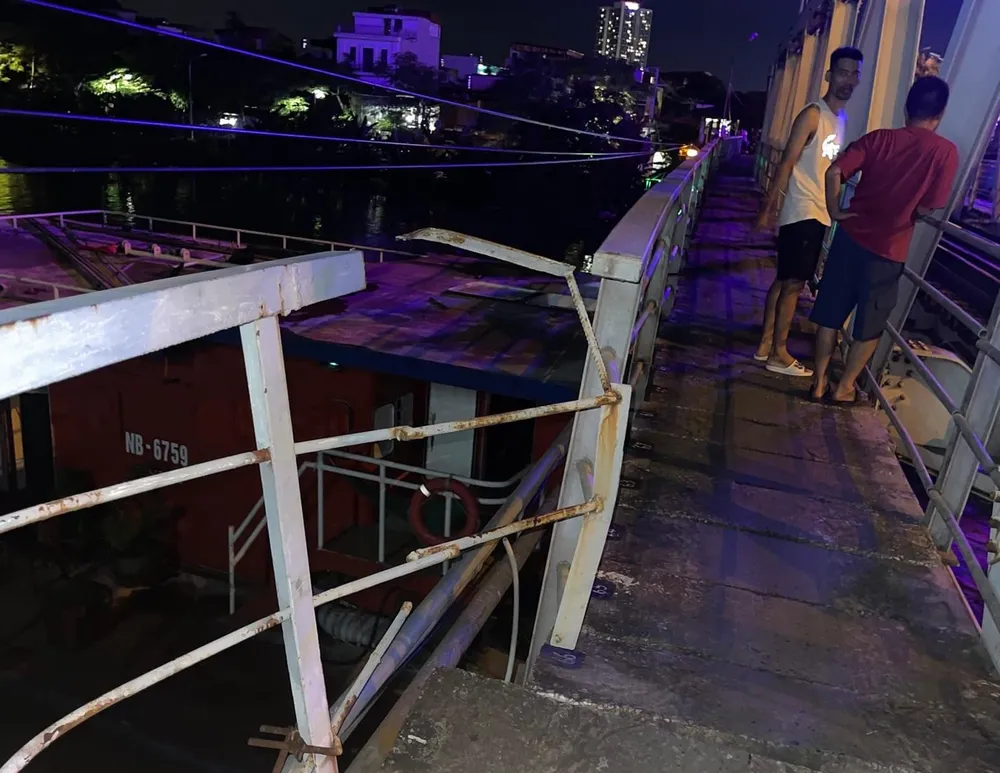 Sà lan đâm vào cầu Quay, tàu Hà Nội – Hải Phòng phải trả khách ở ga khác. Ảnh: N.A Xà lan đâm vào cầu Quay, tàu Hà Nội – Hải Phòng phải trả khách ở ga khác. Ảnh: N.A