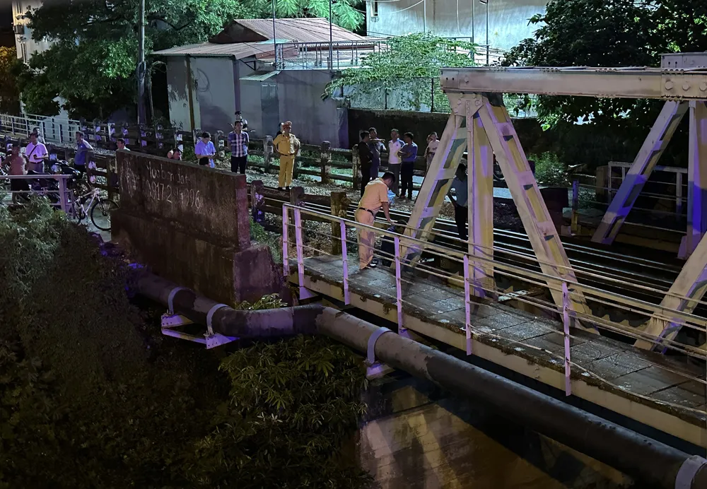 Lực lượng chức năng phong toả cầu Quay để đợi đội sửa chữa đến. Ảnh: Ngọc Sơn hai-phong-xa-lan-dam-vao-cau-duong-sat-tau-ha-noi-hai-phong-phai-tra-khach-o-ga-khac-2.jpg