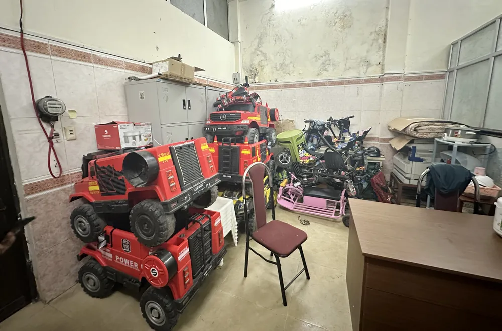 Dẫn vào trụ sở Ban Quản lý, cán bộ chỉ cho PLO thấy số xe điện bị thu giữ, nhưng cũng bày tỏ sự lúng túng trước hoạt động kinh doanh lộn xộn, vượt ra ngoài thỏa thuận, hợp đồng của các hộ kinh doanh trên dải vườn hoa trung tâm Hải Phòng. Ảnh: Ngọc Sơn nhuc-nhoi-tai-dai-vuon-hoa-trung-tam-thanh-pho-hai-phong-9.jpg