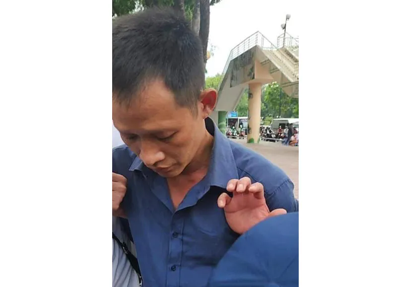 Dương Đình Luyện lúc bị công an bắt giữ Dương Đình Luyện bị công an Hải Dương bắt khi lẩn trốn tại TP Hồ Chí Minh ngày hôm qua 8-7