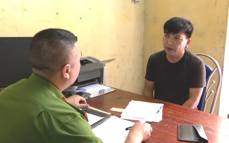 Hà Tuấn Chuyên tại cơ quan công an. Ảnh: CATB Hà Tuấn Chuyên - giáo viên dạy lái xe dùng bình xịt hơi cay xịt vào tài xế khác tại cơ quan công an. Ảnh: CATB
