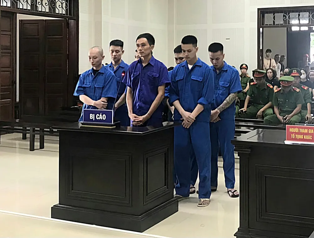 Các bị cáo trong phiên tòa xét xử vụ giết người xảy ra đúng ngày khai trương quán bar D.O.M Lounge. Ảnh: CAQN Các bị cáo trong phiên toà xét xử vụ giết người xảy ra đúng ngày khai trương quán bar D.O.M Louge