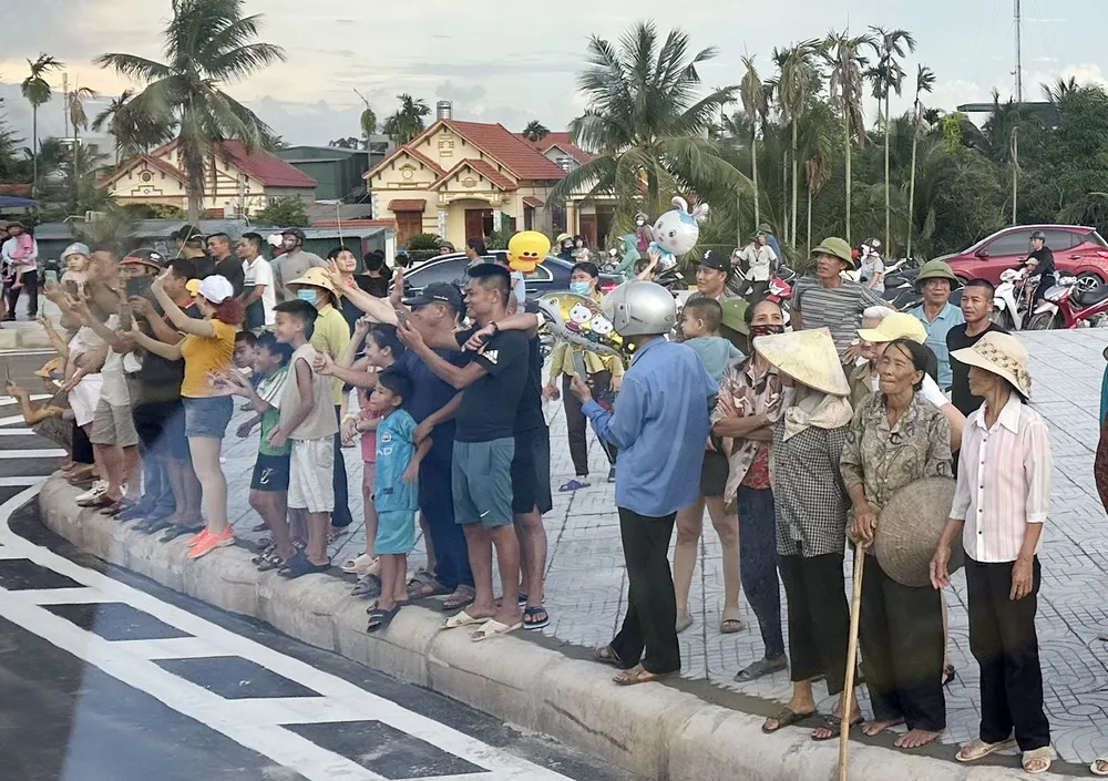 Người dân thị xã Quảng Yên (Quảng Ninh) phấn khởi chào đón những chiếc xe đầu tiên đi qua cầu Bến Rừng. Ảnh: NGỌC SƠN chu-tich-quoc-hoi-tran-thanh-man-cat-bang-thong-xe-cau-ben-rung-2.jpg
